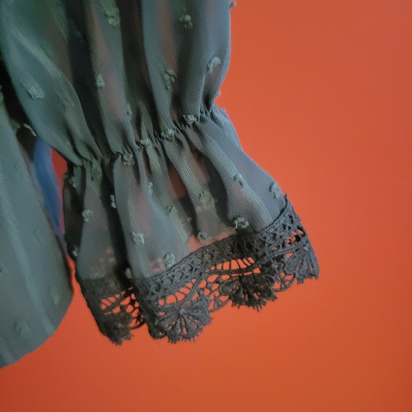 💵3/$20 Green Dot Crochet V-Neck Blouse For Women Size Large - Picture 2 of 14